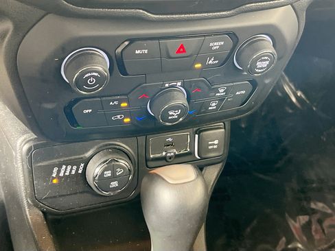 Used 2022 Jeep Renegade Trailhawk AWD/4WD image 16
