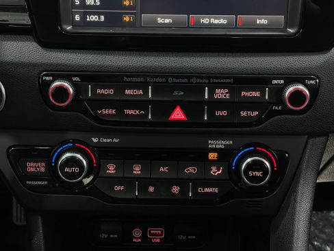 Used 2017 Kia Niro Touring image 25