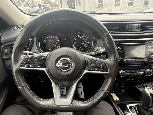 Used 2017 Nissan Rogue SV w/ Midnight Edition Package image 9