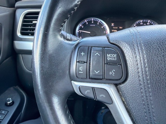 Used 2017 Toyota Highlander Plus AWD/4WD image 28
