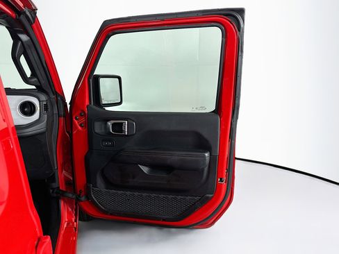 Used 2025 Jeep Wrangler Unlimited Sahara AWD/4WD image 30