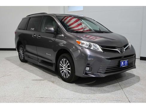 Used 2020 Toyota Sienna XLE FWD image 3