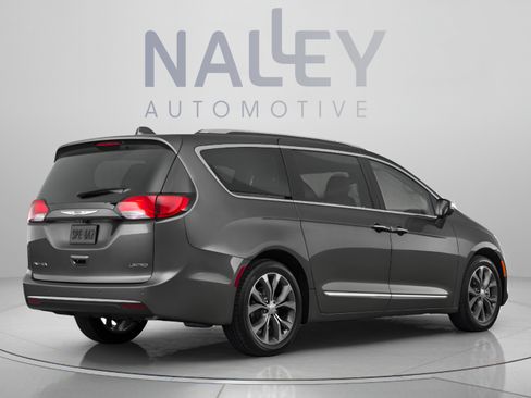 Used 2018 Chrysler Pacifica Touring-L FWD image 3