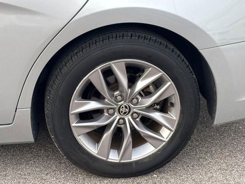 Used 2020 Toyota Avalon XLE w/ Moonroof Package image 9