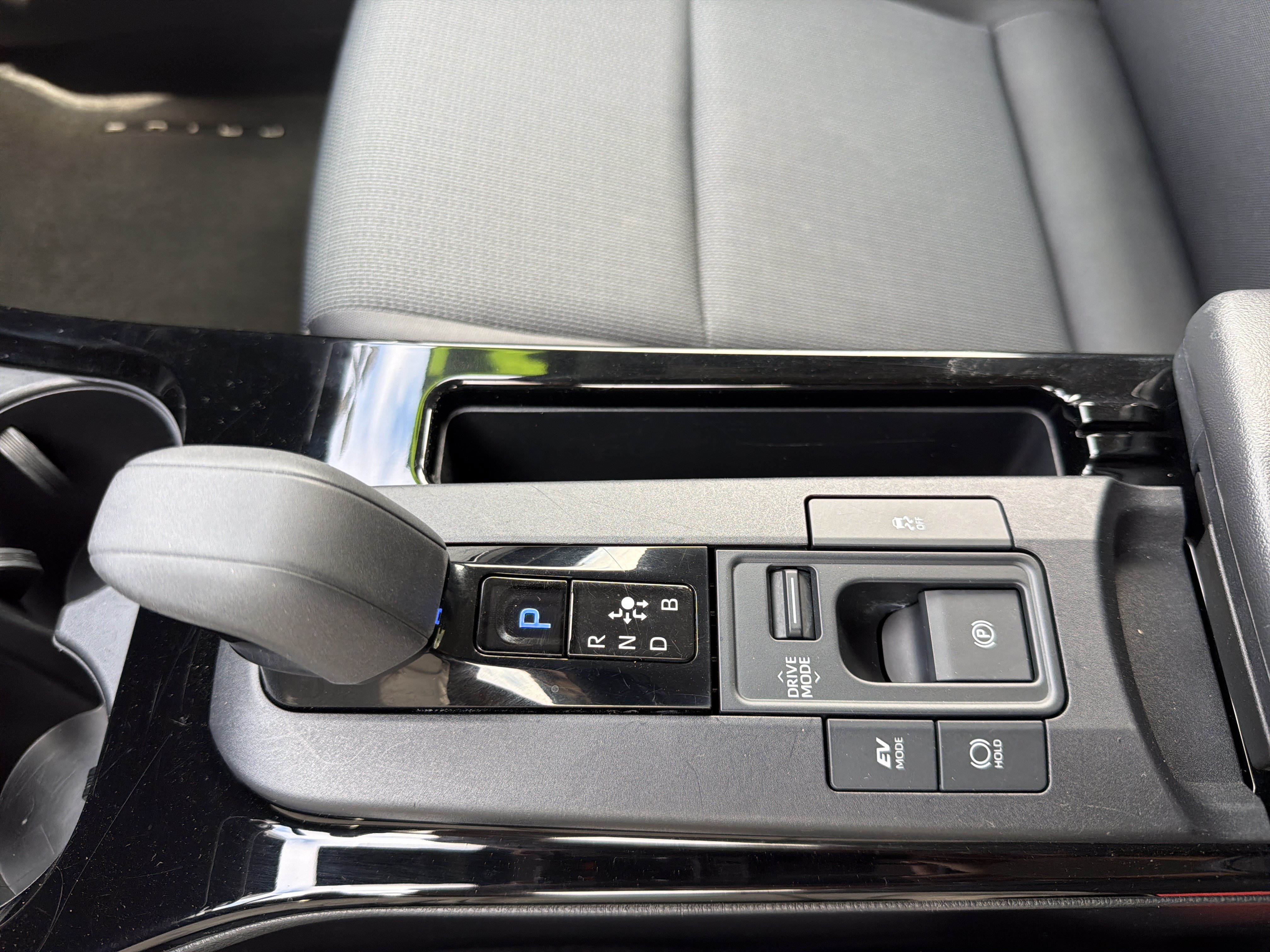 Certified 2025 Toyota Prius LE FWD image 9