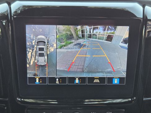 Used 2023 Chevrolet Traverse RS image 18