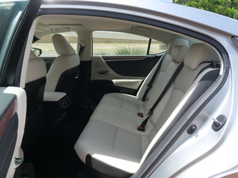 Used 2025 Lexus ES 300h w/ Premium Package image 8