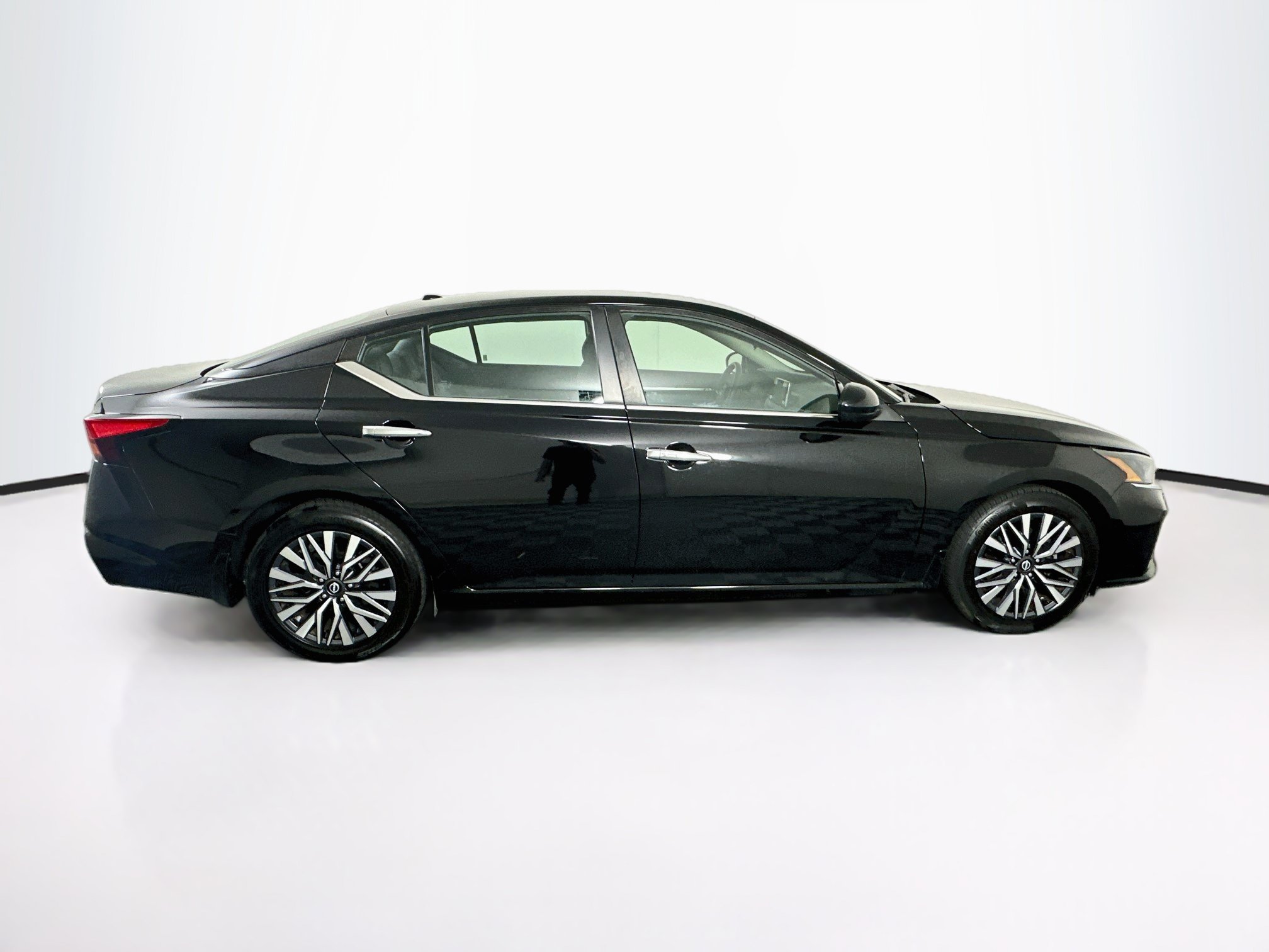 Used 2023 Nissan Altima 2.5 SV FWD image 10