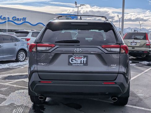 Used 2021 Toyota RAV4 XLE Premium image 7