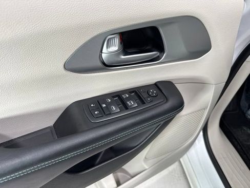 Used 2017 Chrysler Pacifica Touring Plus FWD image 12