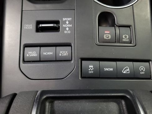 Used 2020 Toyota Highlander XLE AWD/4WD image 19
