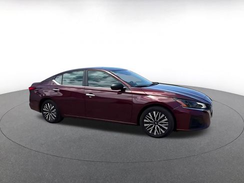Used 2025 Nissan Altima 2.5 SV FWD image 2