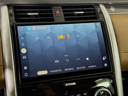 Used 2025 Land Rover Discovery Metropolitan Edition image 15