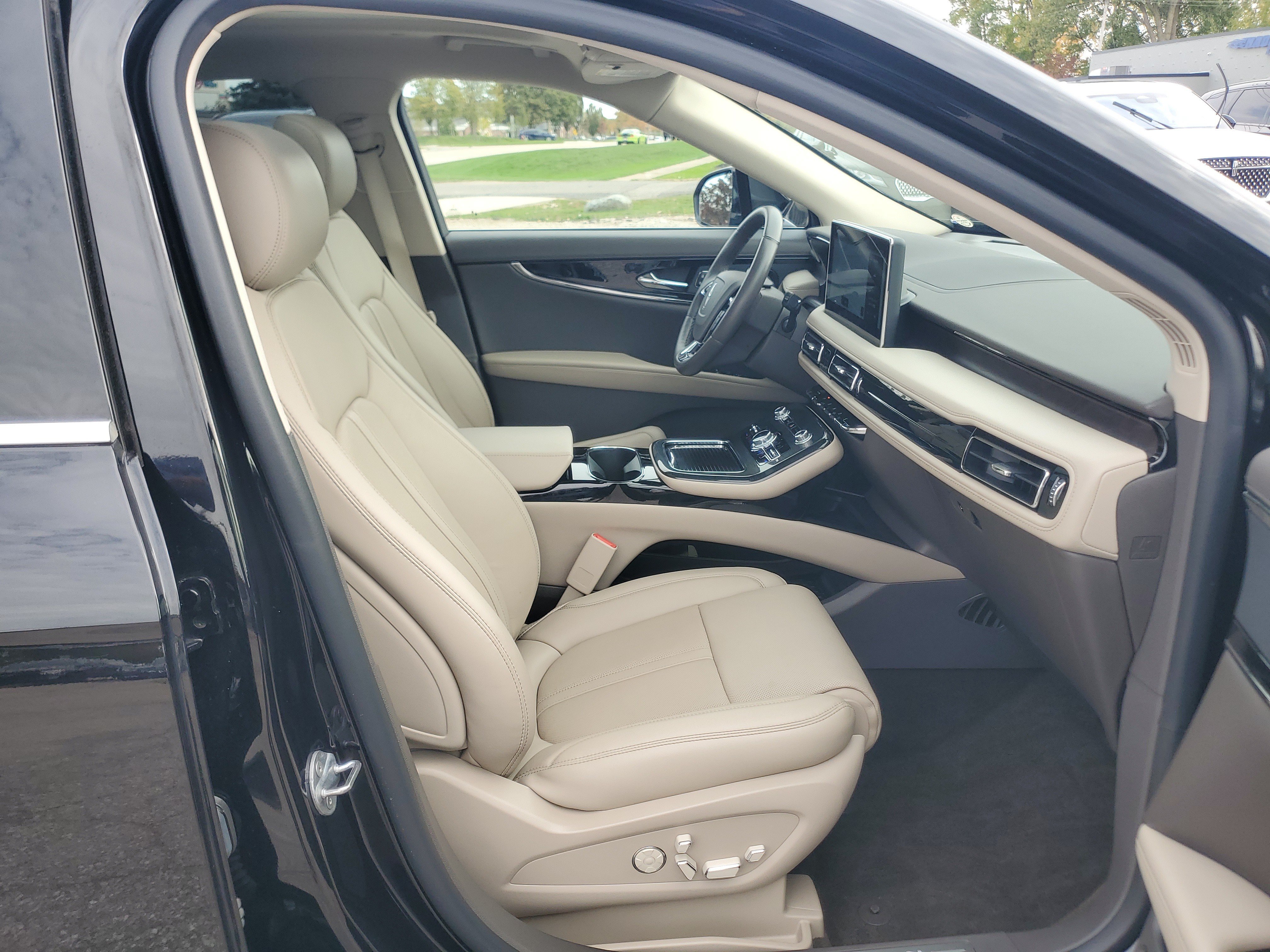 Used 2023 Lincoln Nautilus Reserve w/ Equipment Group 201A AWD/4WD image 9