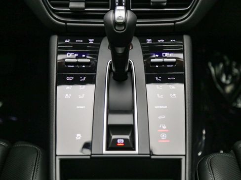 Certified 2025 Porsche Macan AWD/4WD image 18