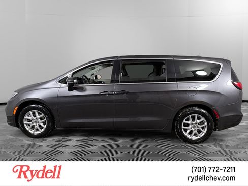 Used 2023 Chrysler Pacifica Touring-L image 2