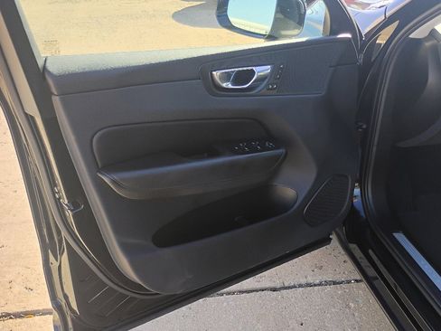 Used 2022 Volvo XC60 B5 Momentum image 11