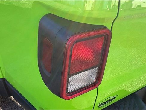 Used 2021 Jeep Gladiator Willys image 29