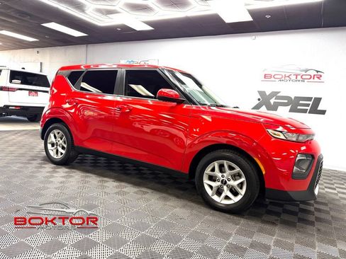 Used 2022 Kia Soul LX w/ Technology Package FWD image 1