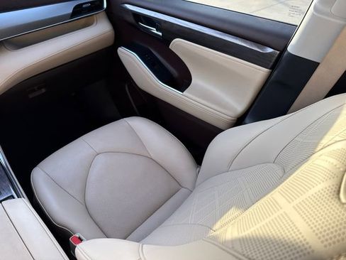 Used 2020 Toyota Highlander Platinum FWD image 12