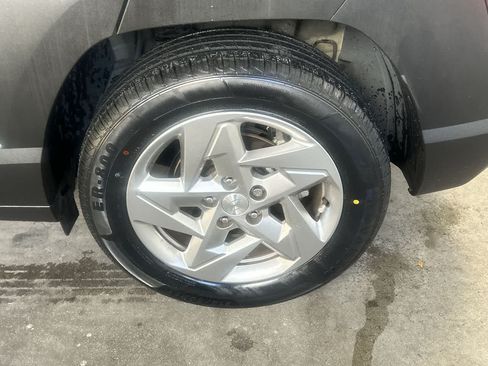 Used 2024 Hyundai Kona SE FWD image 11