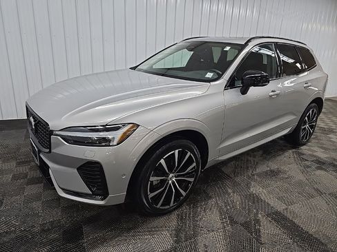Used 2023 Volvo XC60 B5 Plus image 8