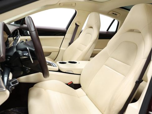 Used 2022 Porsche Panamera image 18