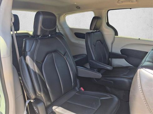 Used 2023 Chrysler Pacifica Touring-L FWD image 27