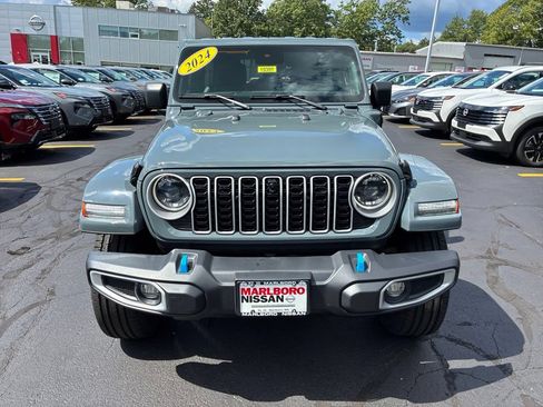 Used 2024 Jeep Wrangler Unlimited Sahara w/ Technology Group AWD/4WD image 2
