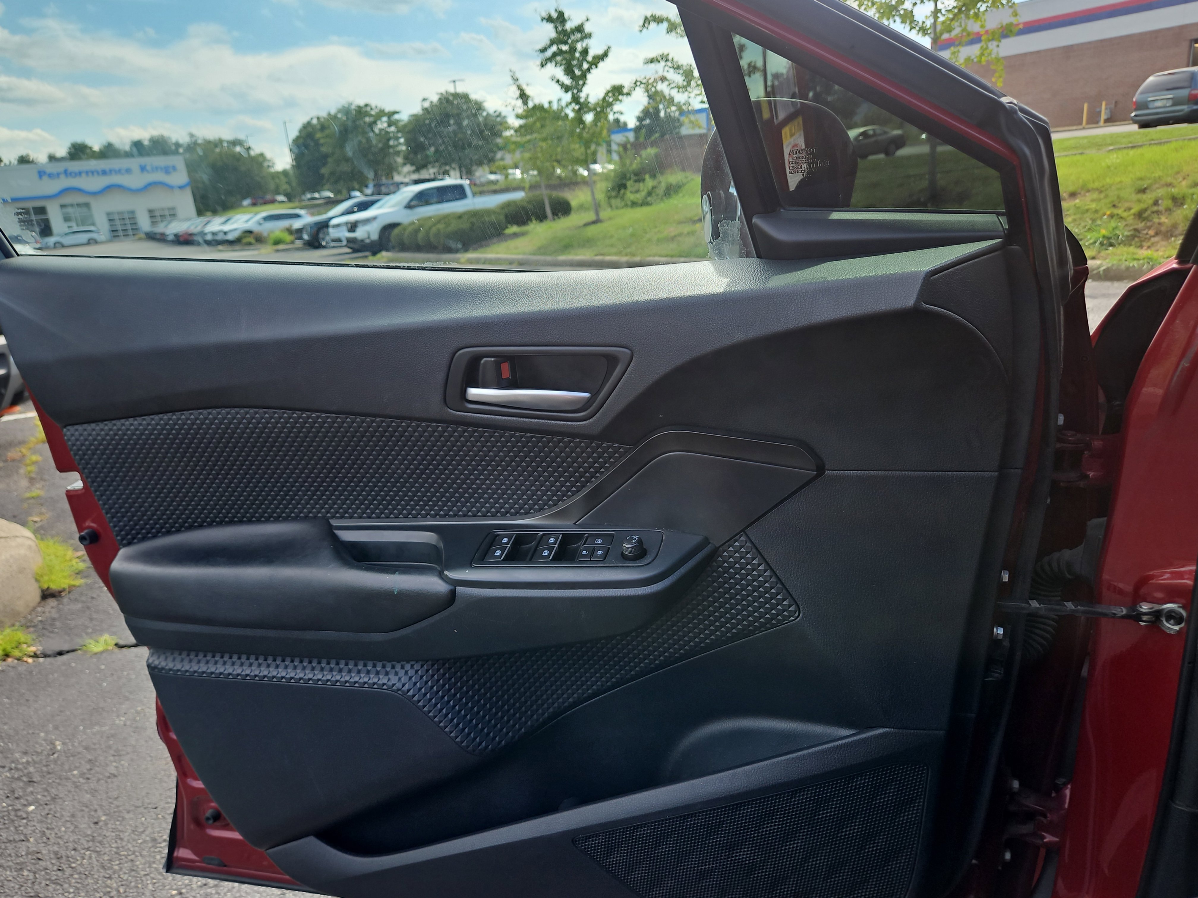 Used 2018 Toyota C-HR XLE FWD image 4