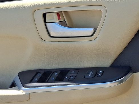 Used 2015 Toyota Camry LE FWD image 25