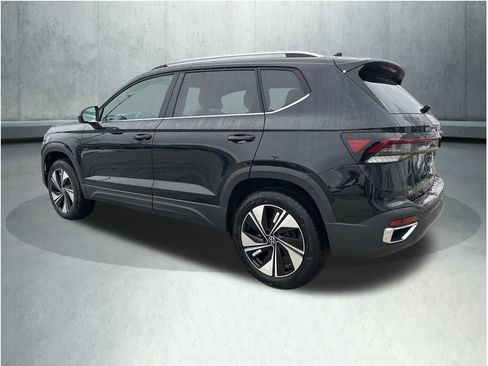 New 2026 Volkswagen Taos SE image 3