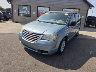 Used 2009 Chrysler Town & Country LX w/ Entertainment Group #1 image 1