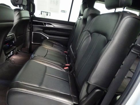 Certified 2025 Jeep Wagoneer Base image 4