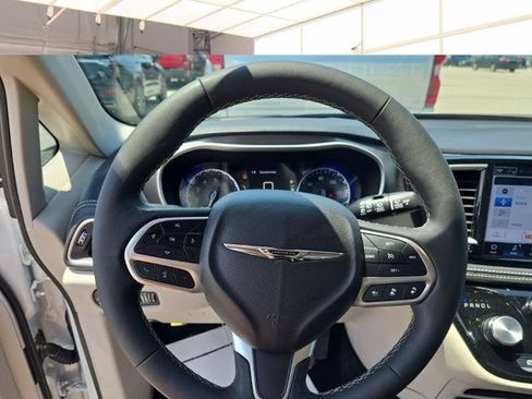 Used 2024 Chrysler Pacifica Touring-L w/ Uconnect Theater Family Group FWD image 8