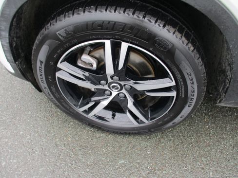 Used 2025 Volvo XC40 B5 Core image 9