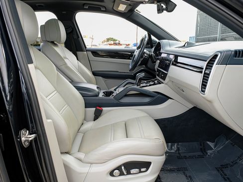 Used 2019 Porsche Cayenne S image 28
