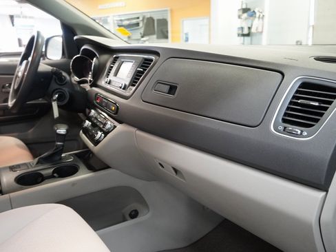 Used 2018 Kia Sedona L image 28