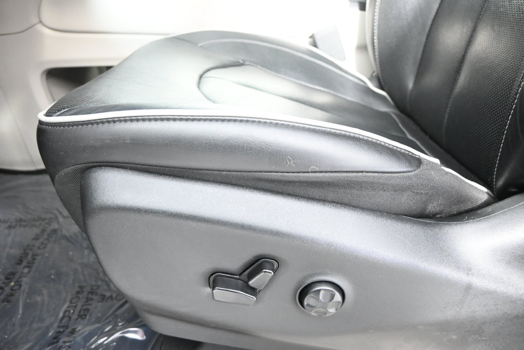 Used 2023 Chrysler Pacifica Limited FWD image 22
