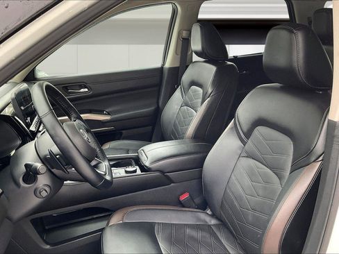 Used 2024 Nissan Pathfinder Platinum image 27