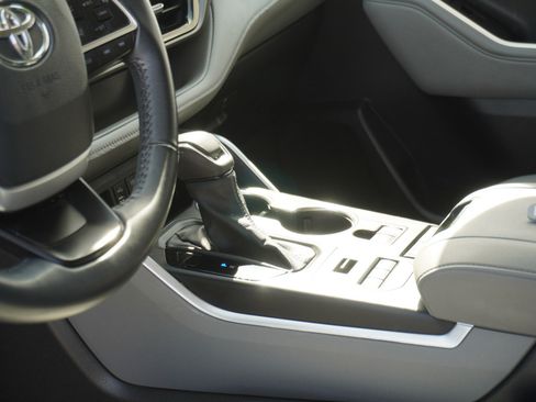 Used 2022 Toyota Highlander XLE image 23