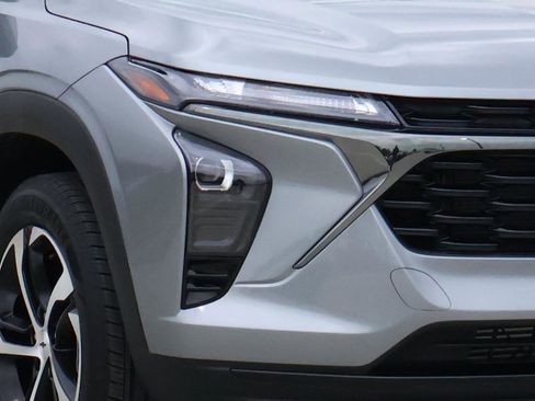 Used 2025 Chevrolet Trax RS w/ Driver Confidence Package image 7