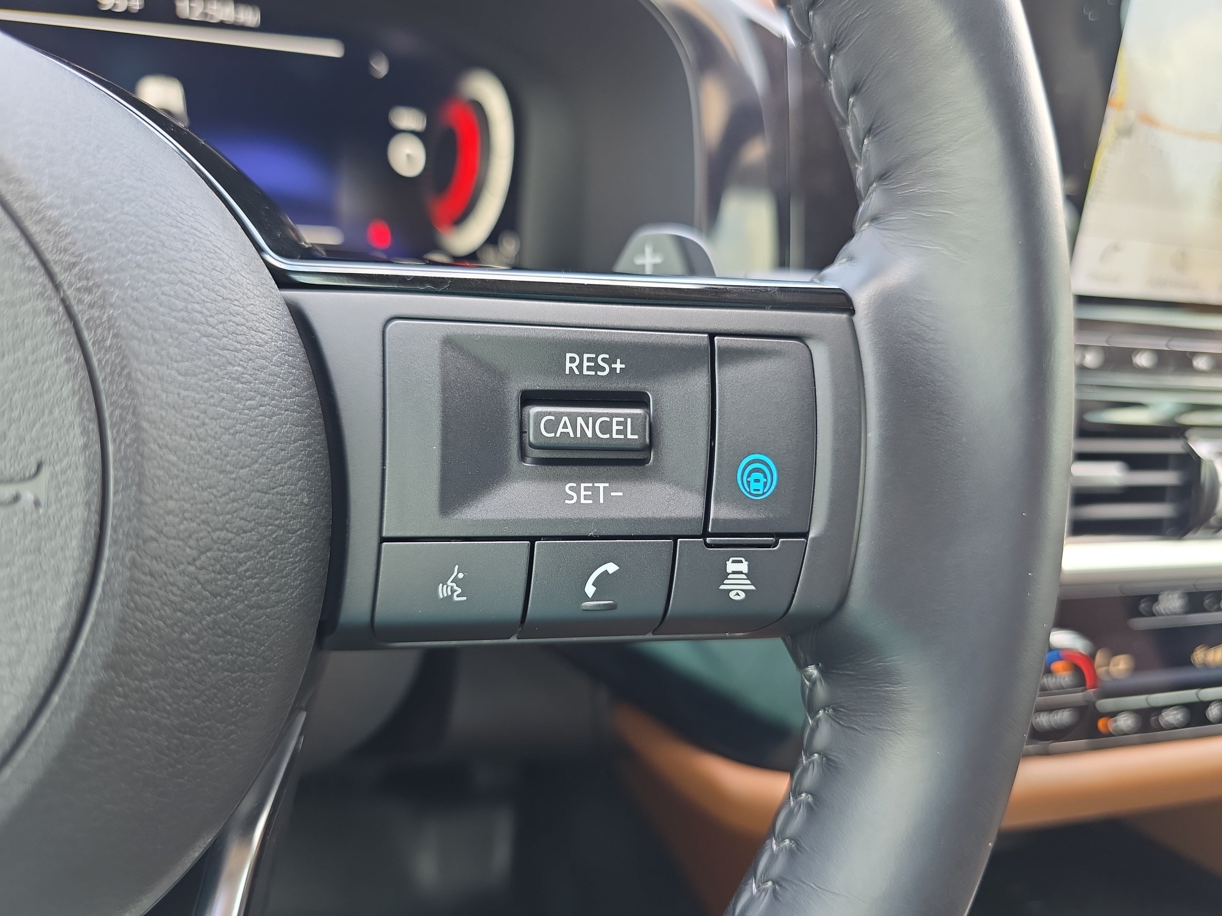 Used 2023 Nissan Pathfinder Platinum w/ Black Appearance Package FWD image 21