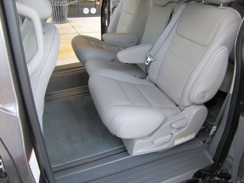 Used 2020 Toyota Sienna XLE w/ XLE Navigation Package FWD image 17