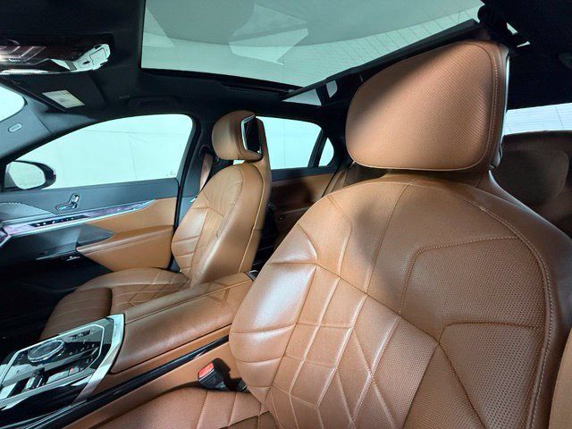 Used 2024 BMW i7 xDrive60 AWD/4WD image 6