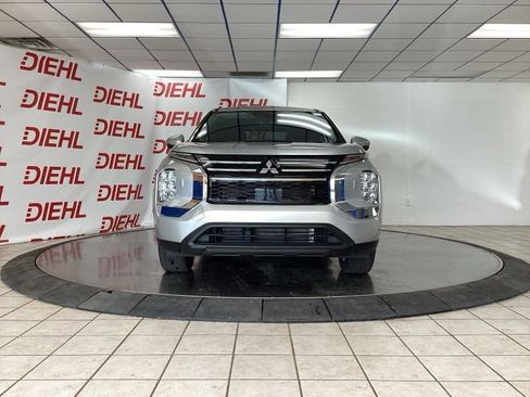 Used 2025 Mitsubishi Outlander ES AWD/4WD image 2