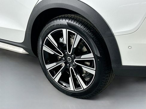 New 2026 Volvo V60 B5 Cross Country Ultra w/ Protection Package Premier image 9