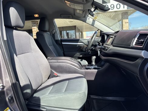 Used 2019 Toyota Highlander LE image 29