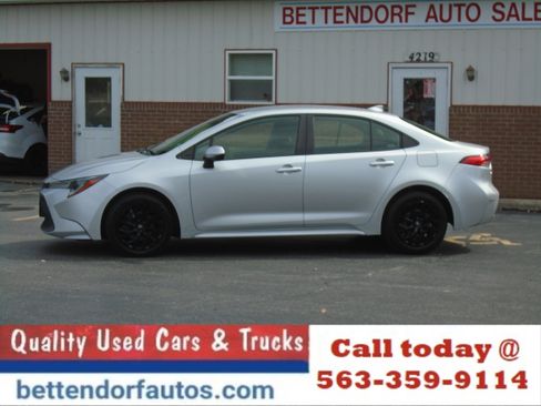 Used 2022 Toyota Corolla LE image 2