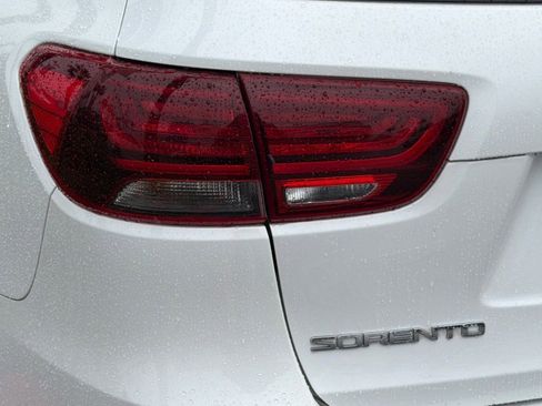 Used 2019 Kia Sorento L image 12
